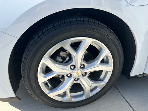 Used 2017 Chevrolet Volt Premier w/ Driver Confidence II Package FWD image 18