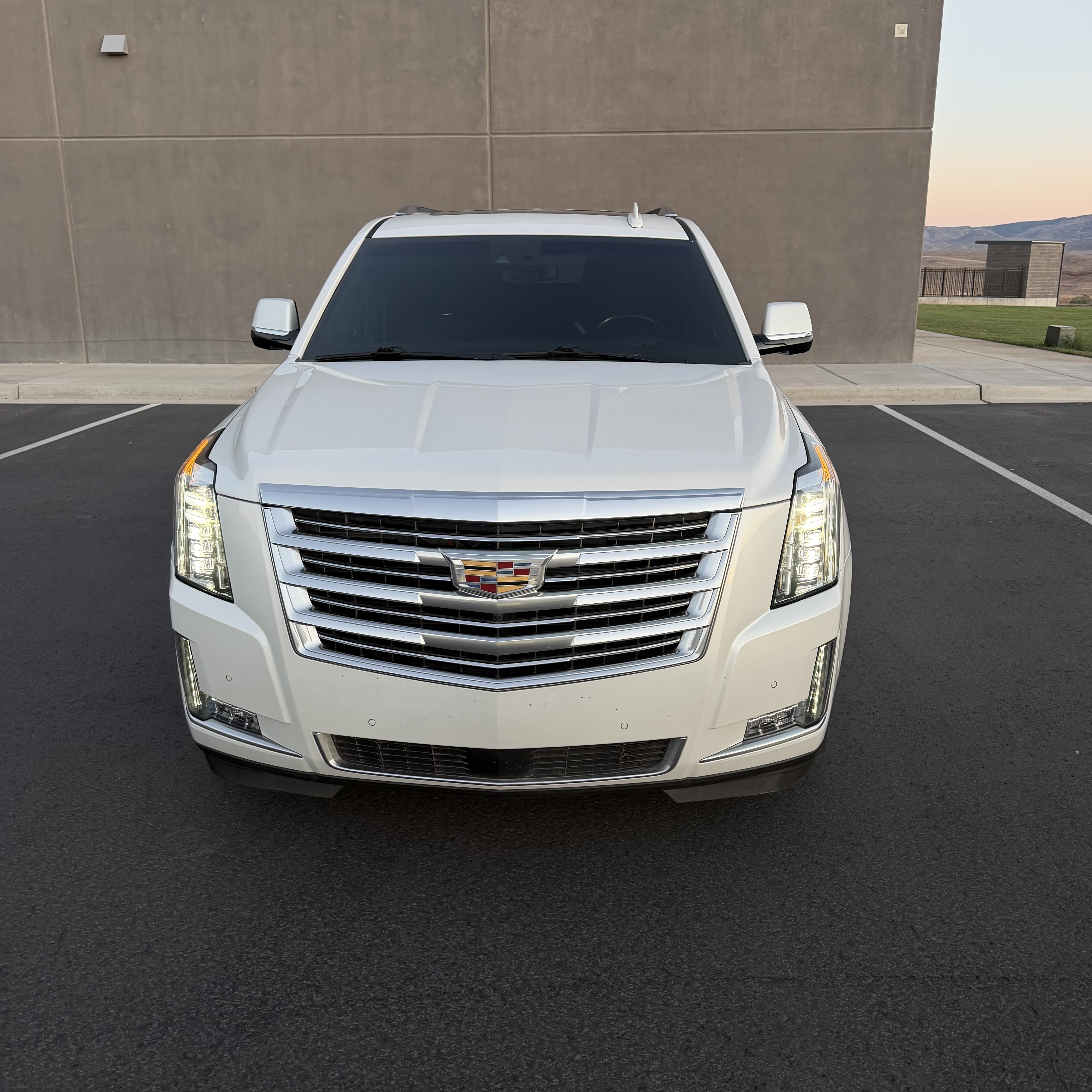 Used 2018 Cadillac Escalade ESV Platinum AWD/4WD image 2