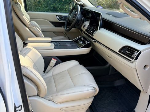 Used 2019 Lincoln Navigator Select w/ Technology Package image 11