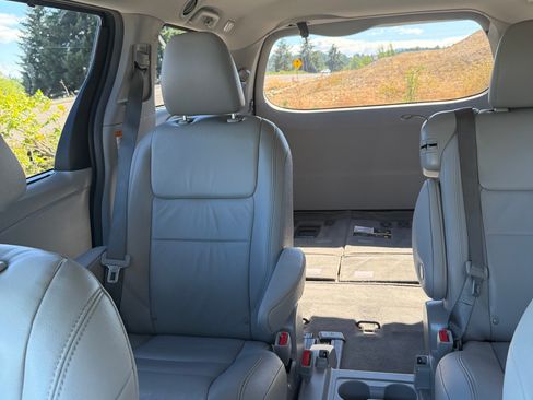 Used 2018 Toyota Sienna XLE Premium FWD image 17