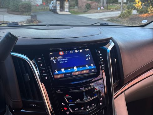 Used 2017 Cadillac Escalade ESV Luxury image 9