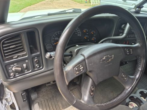 Used 2005 Chevrolet Silverado 1500 LS w/ Light Duty Power Package image 17