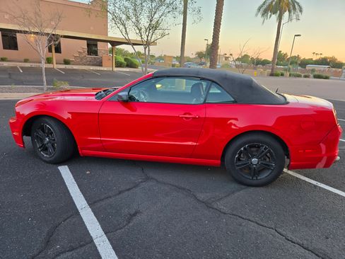 Used 2014 Ford Mustang Convertible RWD image 10