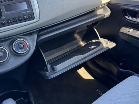 Used 2012 Toyota Yaris LE image 31