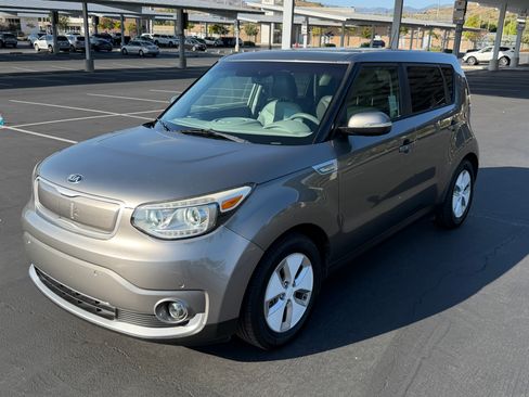 Used 2016 Kia Soul EV + FWD image 10