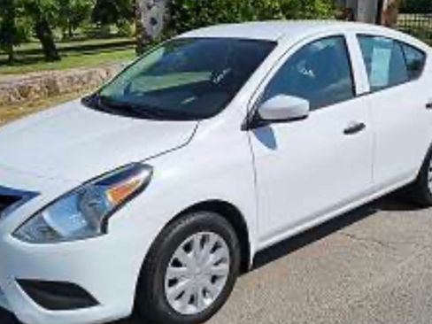 Used 2019 Nissan Versa SV image 1