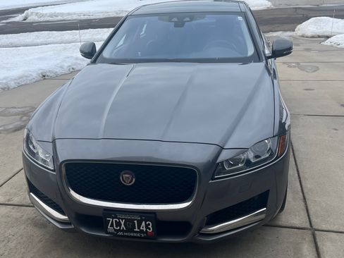 Used 2018 Jaguar XF Premium image 5