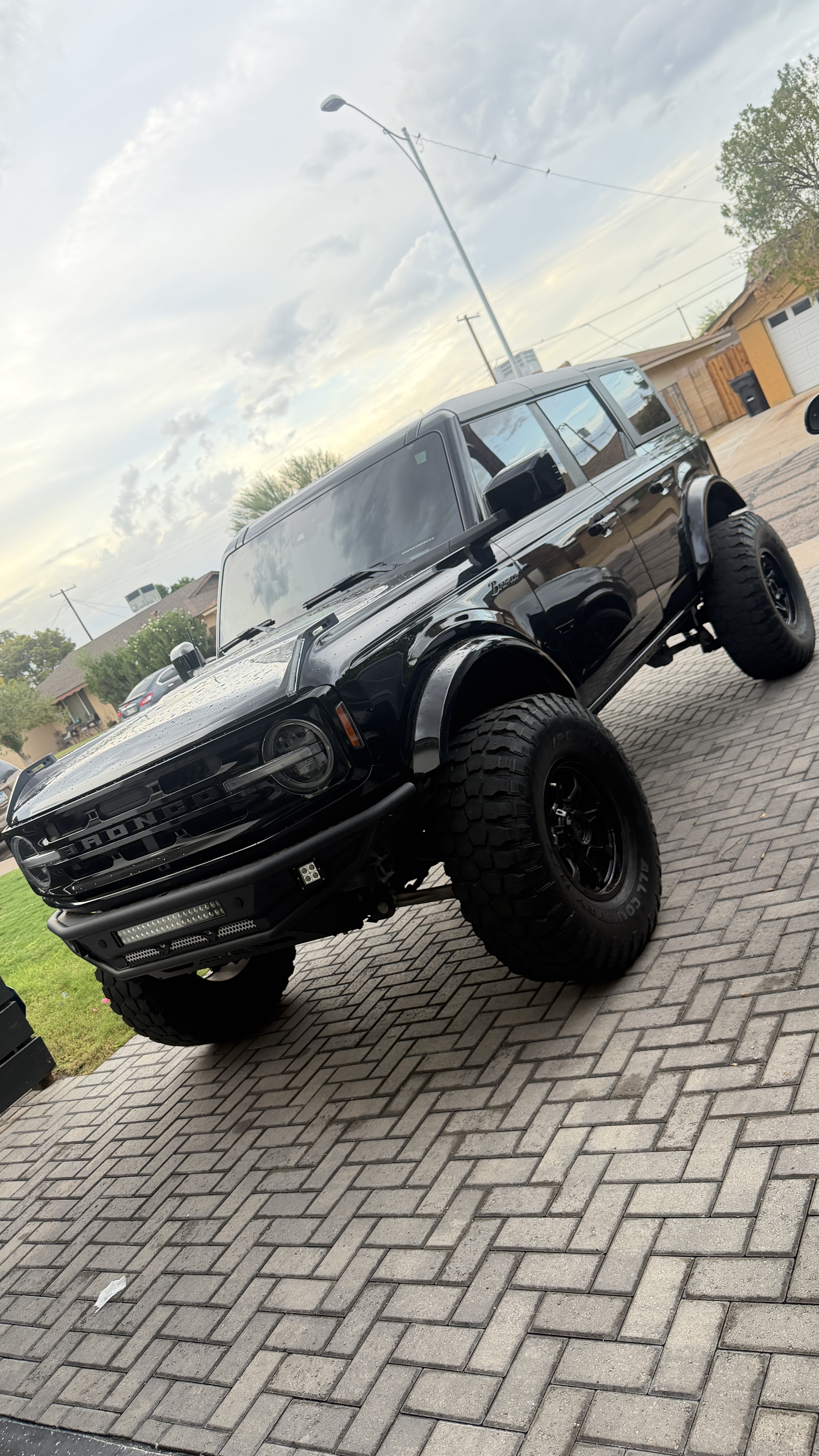 Used 2023 Ford Bronco Outer Banks AWD/4WD image 1