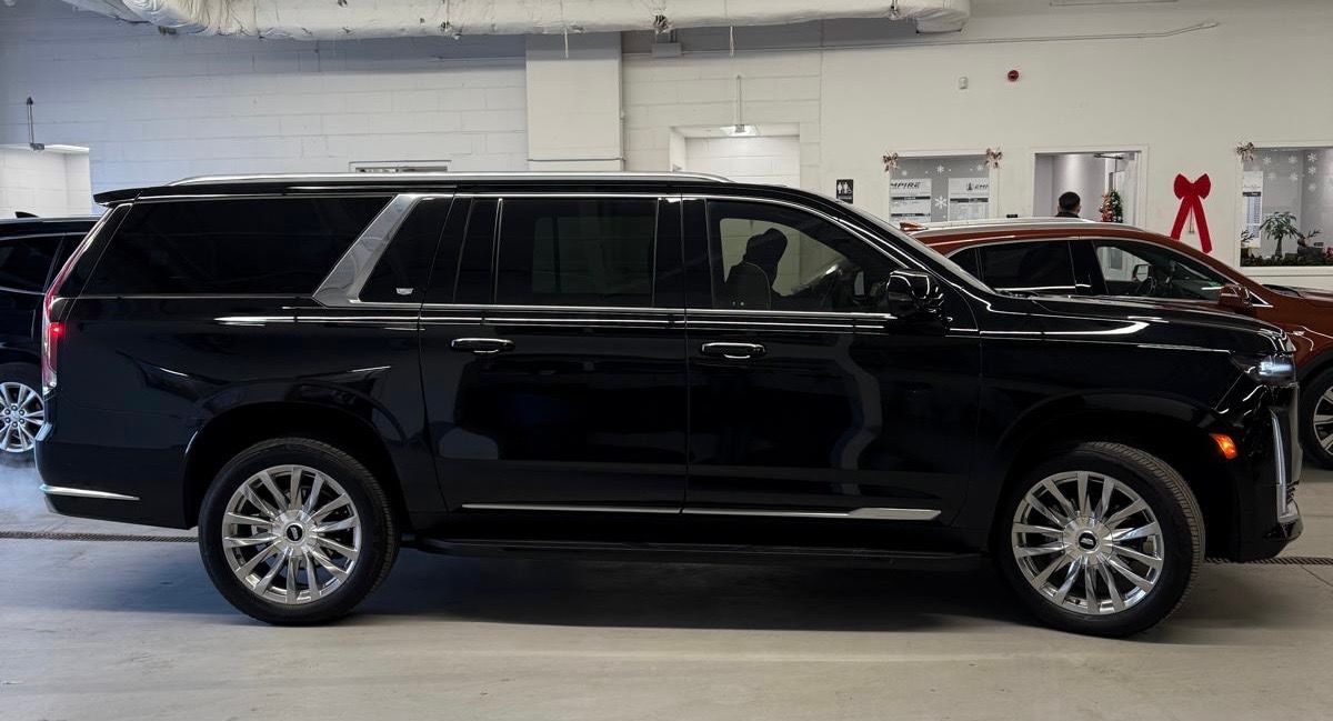 Used 2024 Cadillac Escalade ESV Premium Luxury AWD/4WD image 4