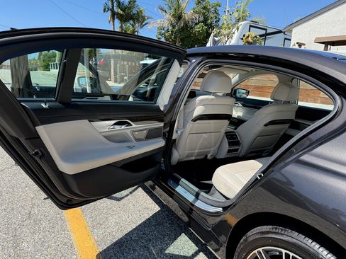 Used 2017 BMW 740e xDrive image 9