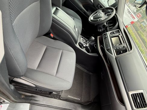 Used 2019 Toyota Highlander LE FWD image 10