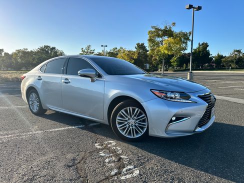 Used 2016 Lexus ES 350 w/ Navigation System Package FWD image 2