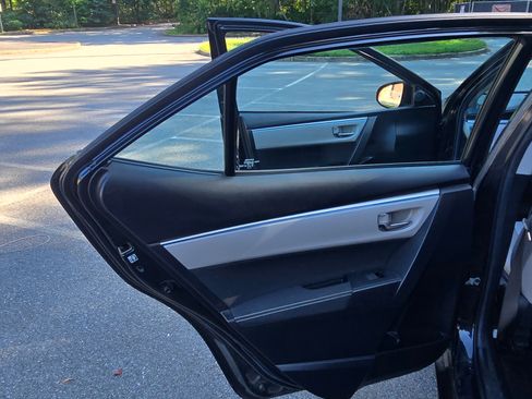 Used 2016 Toyota Corolla LE FWD image 12
