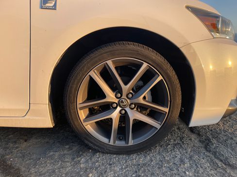 Used 2015 Lexus CT 200h w/ F Sport w/Nuluxe Interior FWD image 9