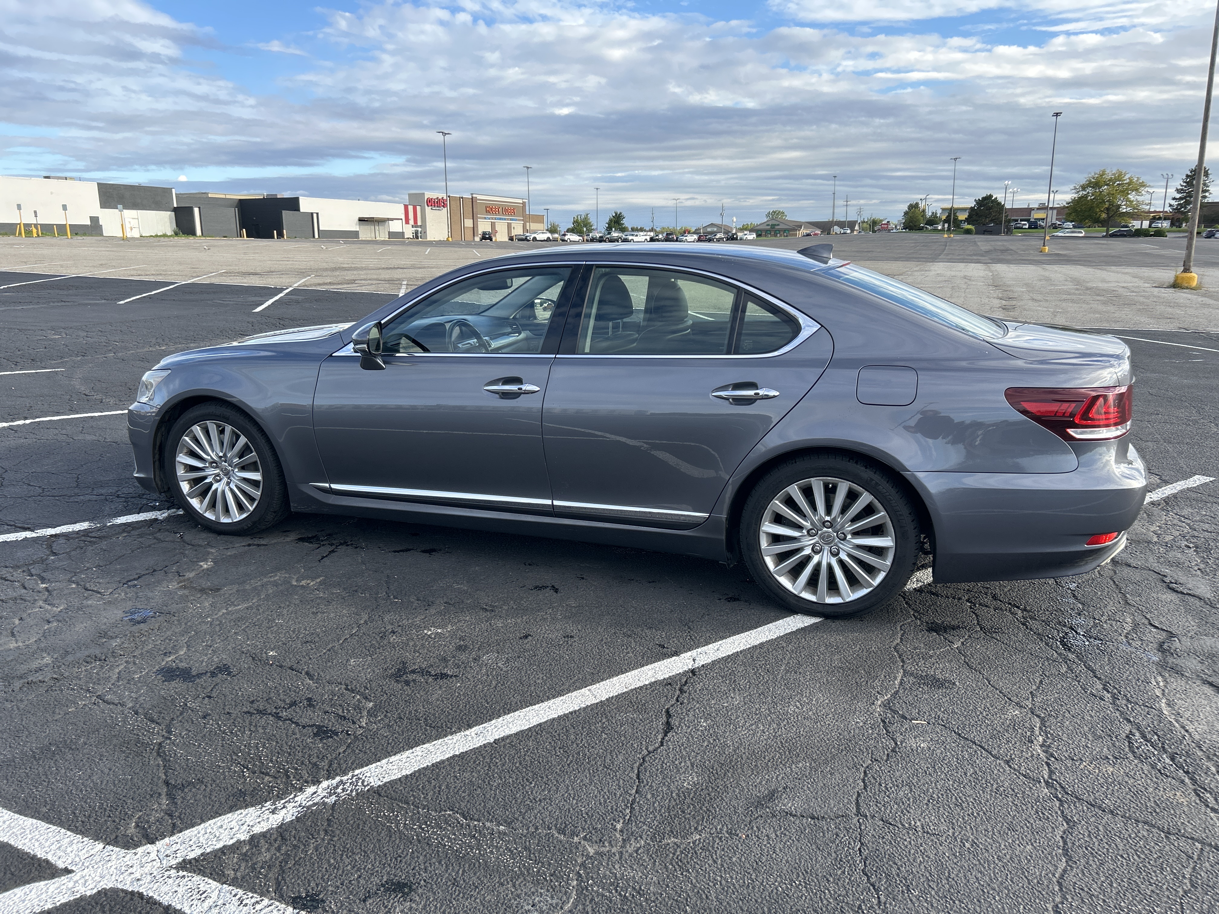 Used 2014 Lexus LS 460 AWD w/ Comfort Package image 1