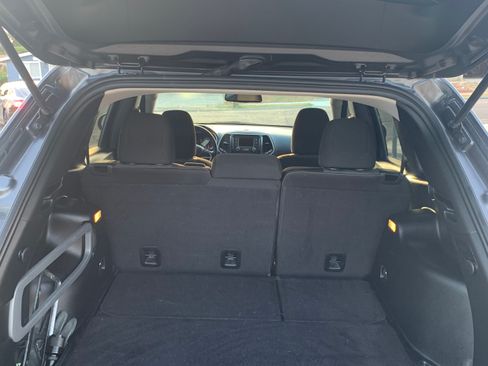 Used 2018 Jeep Cherokee Latitude w/ Altitude Package FWD image 6