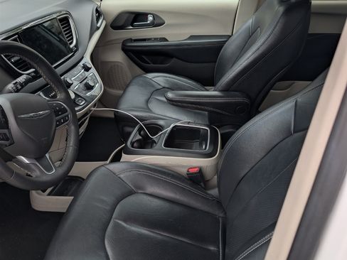 Used 2022 Chrysler Pacifica Touring-L FWD image 28