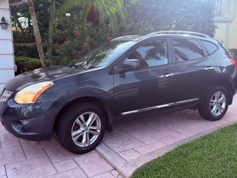 Used 2013 Nissan Rogue SV w/ Premium Pkg FWD image 2