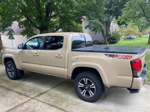 Used 2019 Toyota Tacoma TRD Sport w/ Technology Package image 4