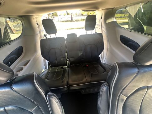 Used 2022 Chrysler Pacifica Limited image 10