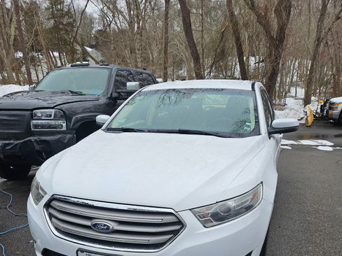 Used 2013 Ford Taurus SEL image 4