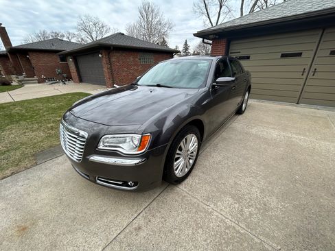 Used 2014 Chrysler 300 AWD w/ Driver Convenience Group image 5