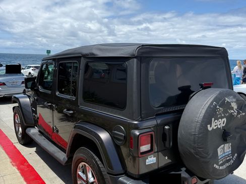 Used 2020 Jeep Wrangler Unlimited Sahara AWD/4WD image 4