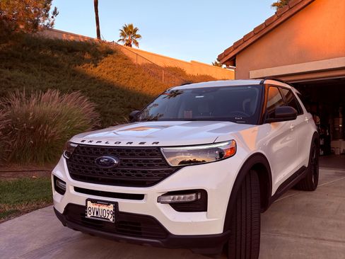 Used 2021 Ford Explorer XLT w/ Equipment Group 202A image 2