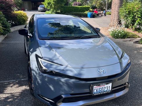Used 2023 Toyota Prius XLE AWD/4WD image 4