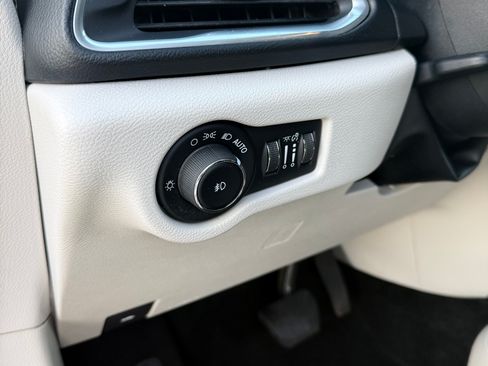 Used 2017 Chrysler Pacifica Touring-L Plus w/ Tire & Wheel Group image 10