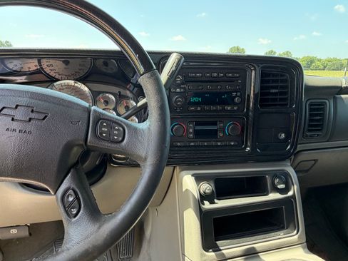Used 2005 Chevrolet Avalanche Z66 w/ Sun And Sound Package RWD image 13