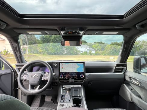 Used 2024 Lexus GX 550 AWD/4WD image 11