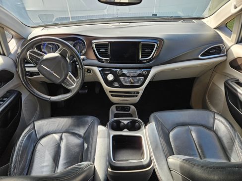 Used 2017 Chrysler Pacifica Touring-L Plus image 13