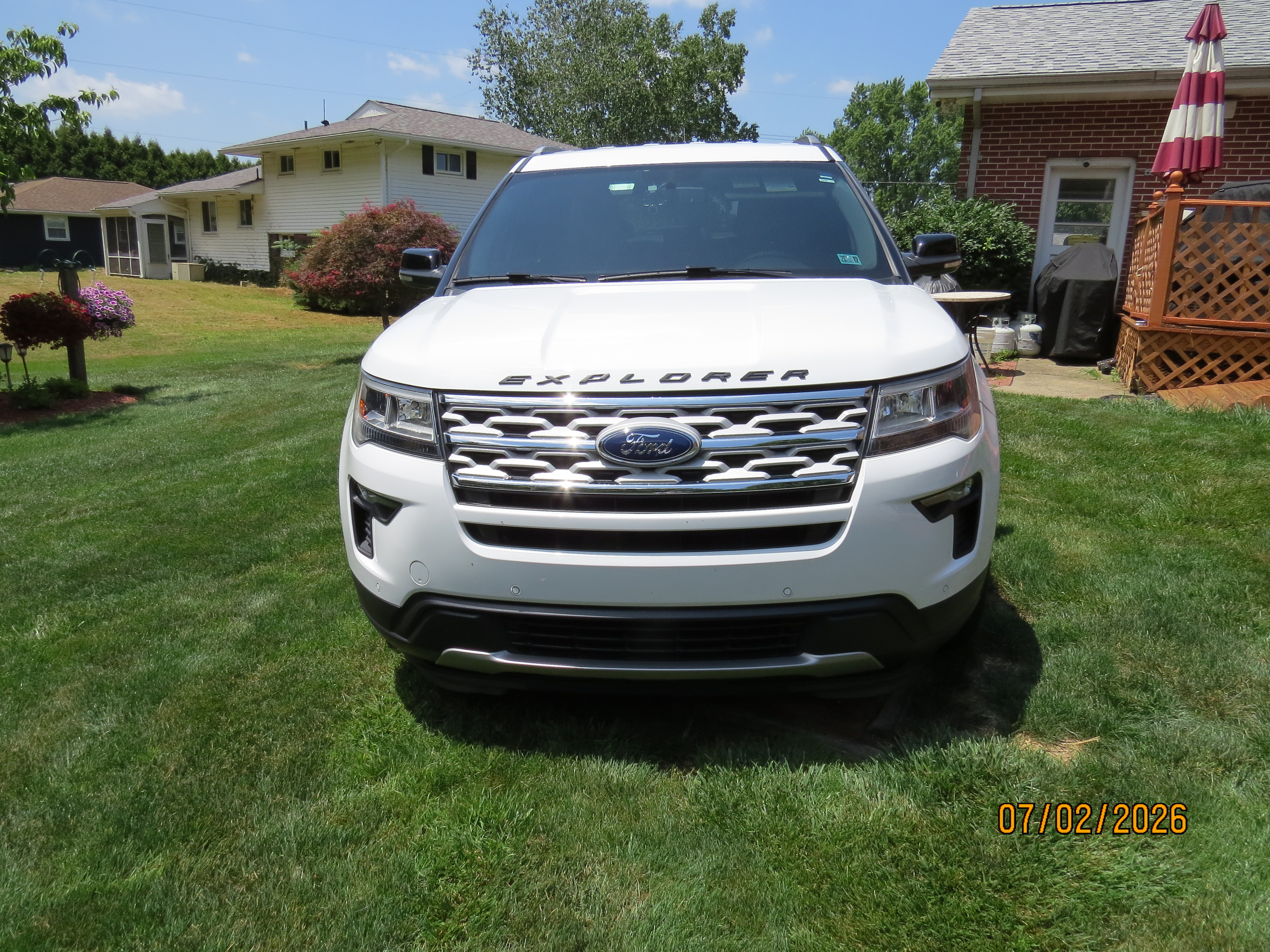 Used 2018 Ford Explorer XLT w/ Equipment Group 202A AWD/4WD image 2