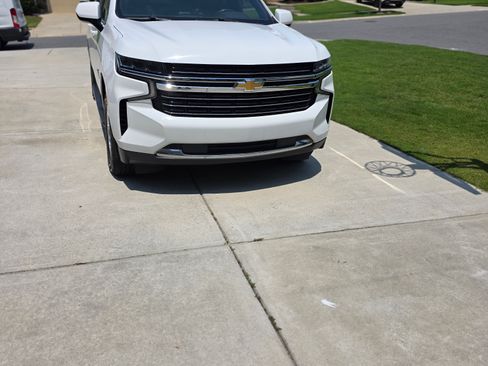 Used 2021 Chevrolet Suburban LT RWD image 4