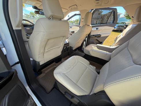 Used 2022 Ford Explorer Platinum w/ Technology Package image 18