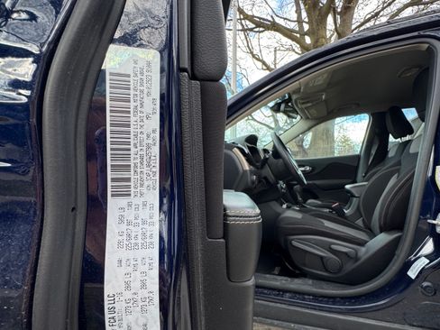 Used 2016 Jeep Cherokee Sport image 6