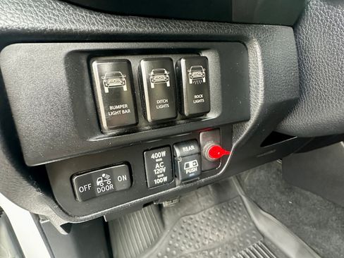 Used 2017 Toyota Tacoma TRD Off-Road image 16