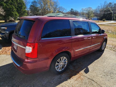 Used 2013 Chrysler Town & Country Touring-L w/ Entertainment Group #2 image 5