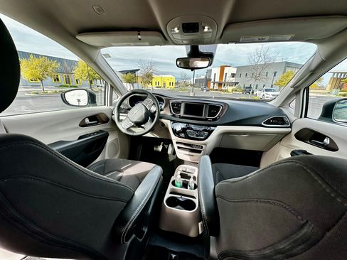 Used 2024 Chrysler Voyager LX image 13