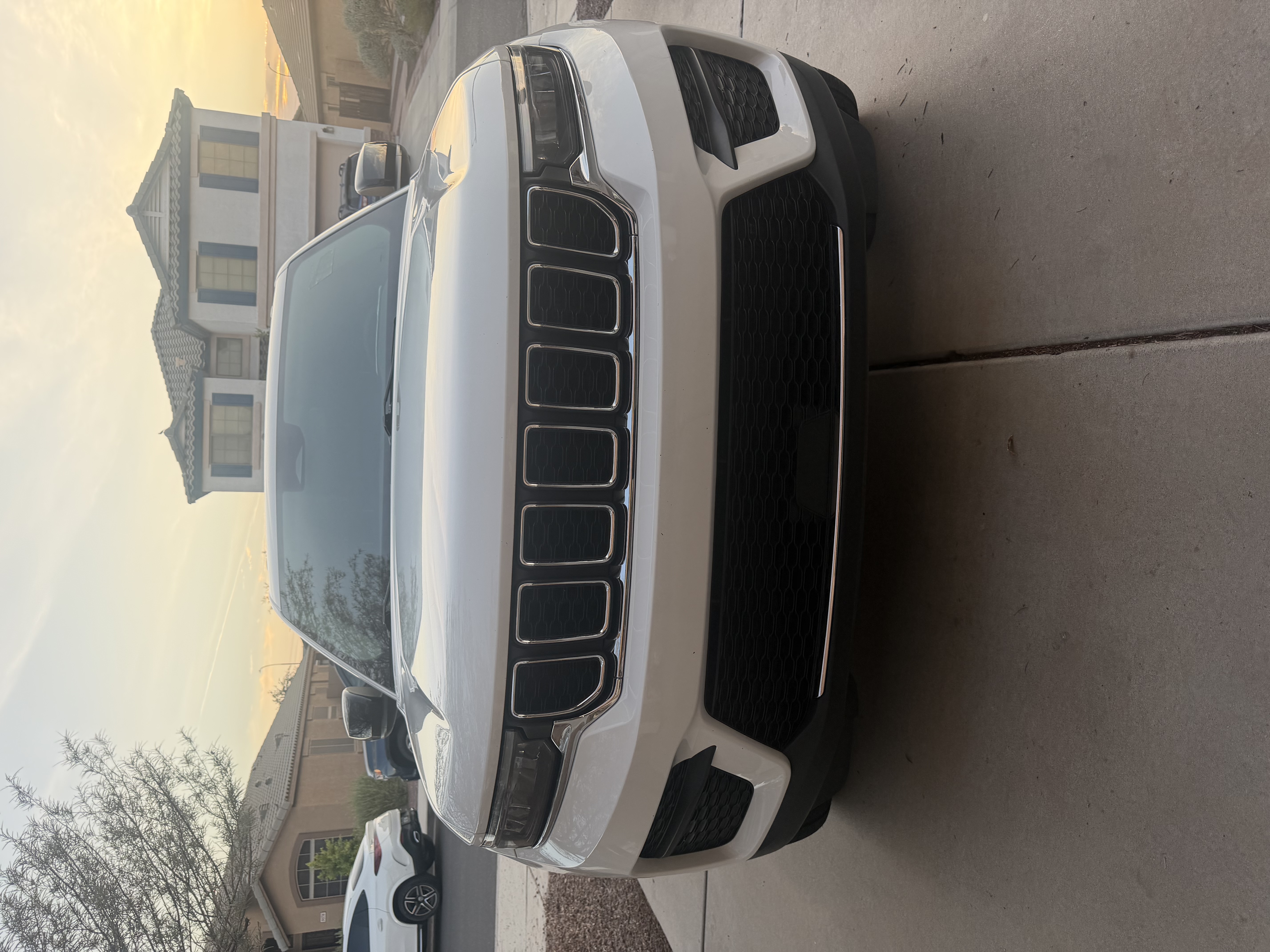 Used 2023 Jeep Grand Cherokee Laredo RWD image 6