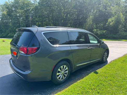 Used 2017 Chrysler Pacifica Touring-L image 9