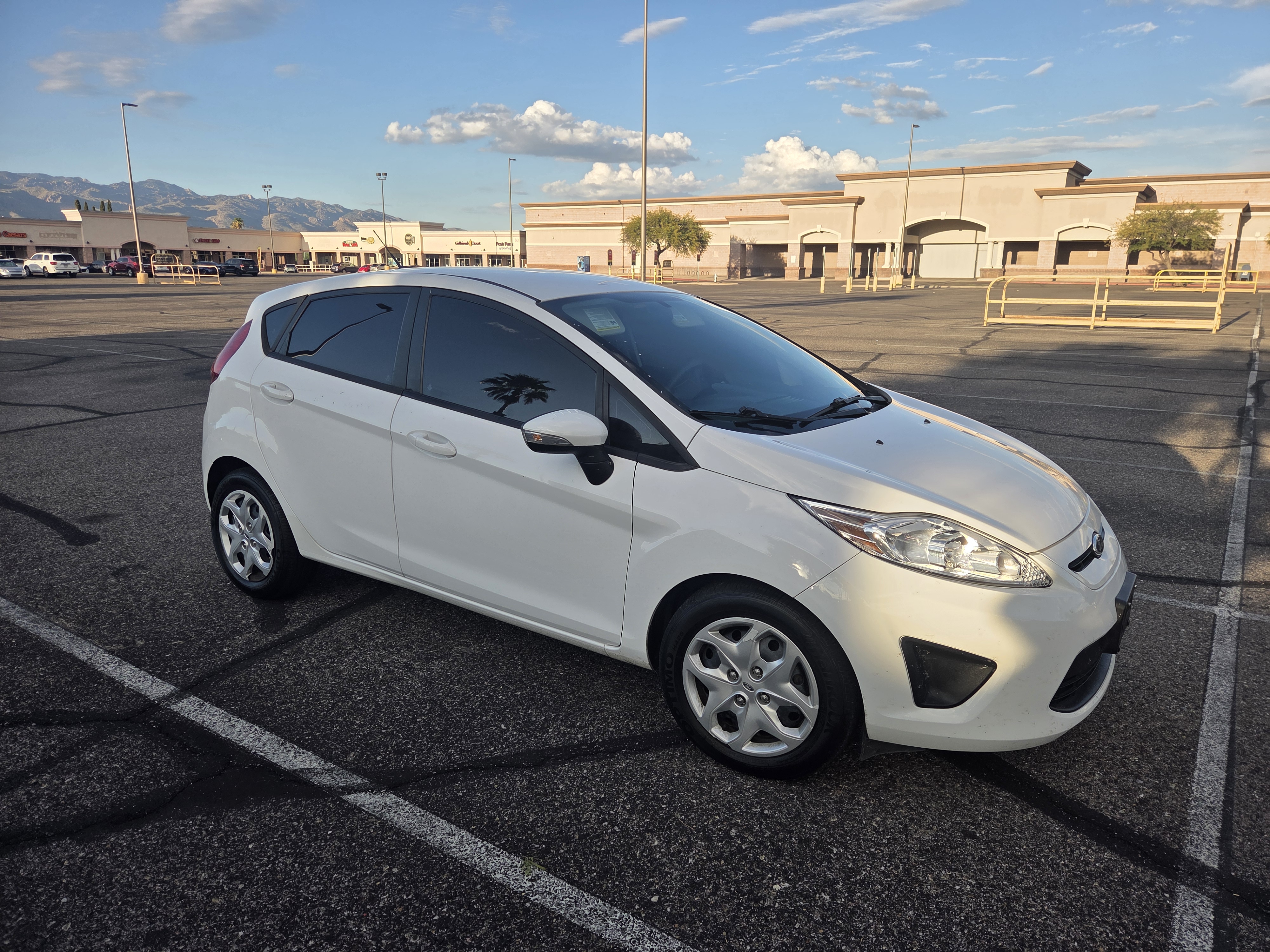 Used 2013 Ford Fiesta SE FWD image 4