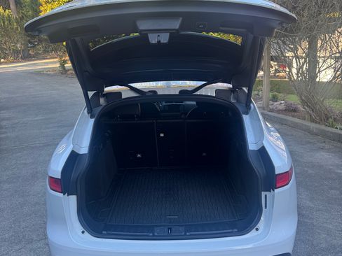 Used 2018 Jaguar F-PACE Premium image 6