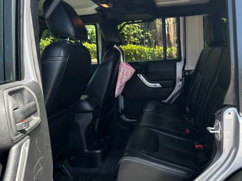 Used 2015 Jeep Wrangler Unlimited Rubicon AWD/4WD image 14