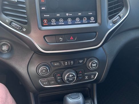Used 2020 Jeep Cherokee Trailhawk w/ Cold Weather Group AWD/4WD image 18