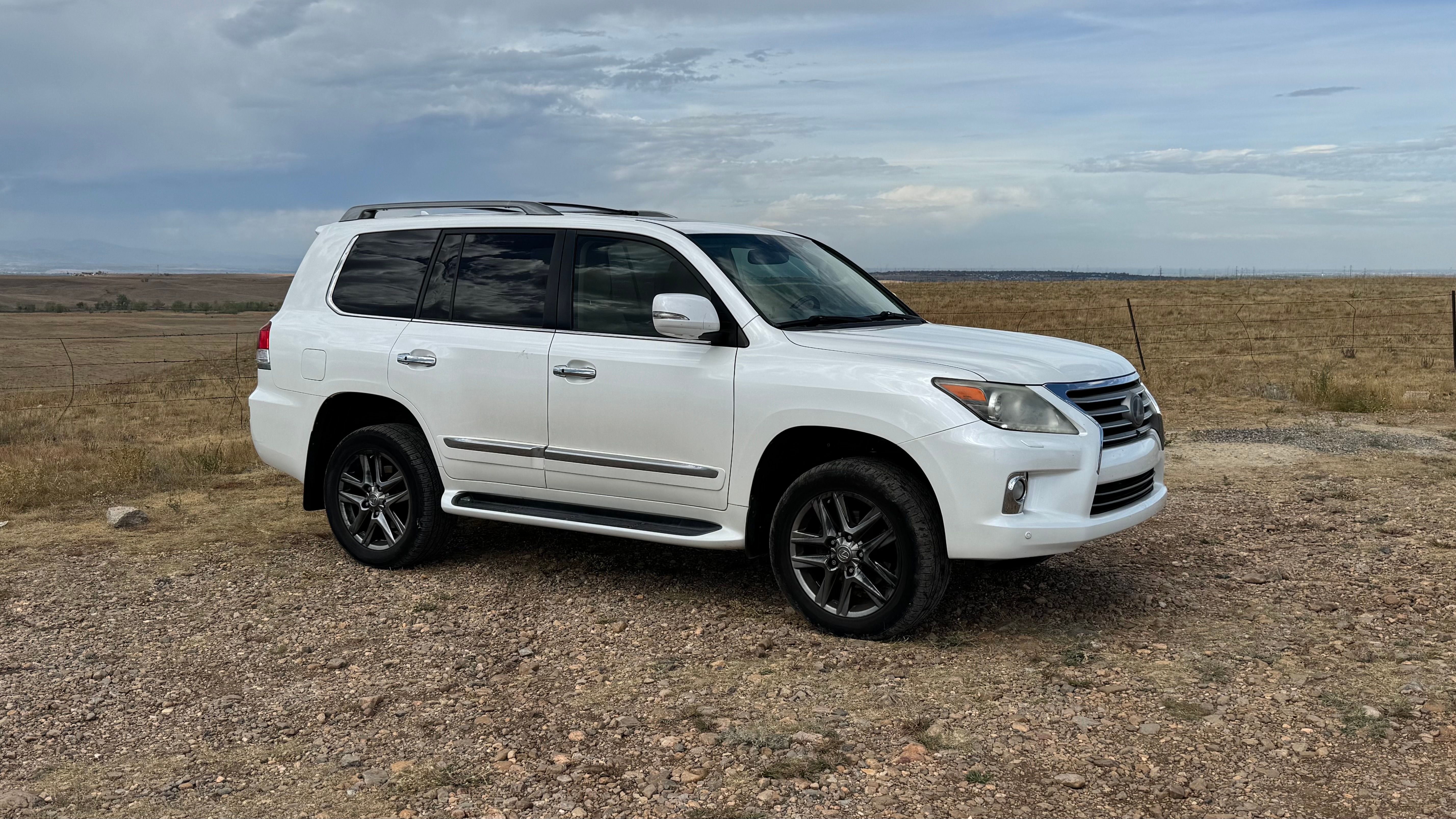 Used 2013 Lexus LX 570 4WD w/ Luxury Pkg w/Pre-crash image 8