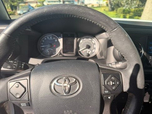 Used 2017 Toyota Tacoma TRD Off-Road w/ Tow Package AWD/4WD image 5