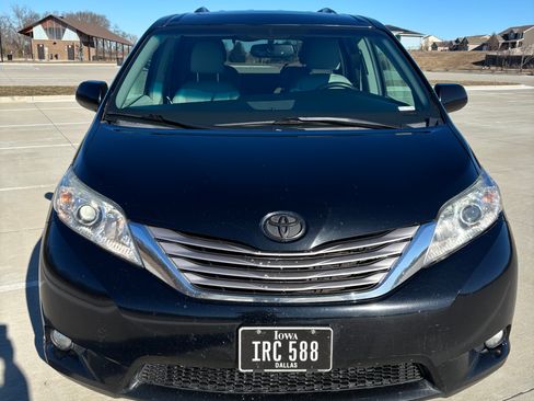 Used 2016 Toyota Sienna XLE image 2