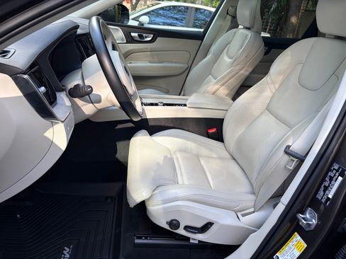 Used 2022 Volvo XC60 B5 Inscription w/ Advanced Package FWD image 9